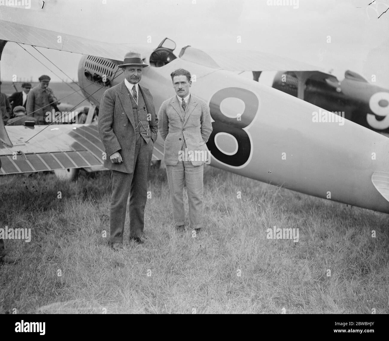 La gara aerea dell'anno a Etampes vicino a Parigi M Bleriot e M de Romanet 28 settembre 1920 Foto Stock