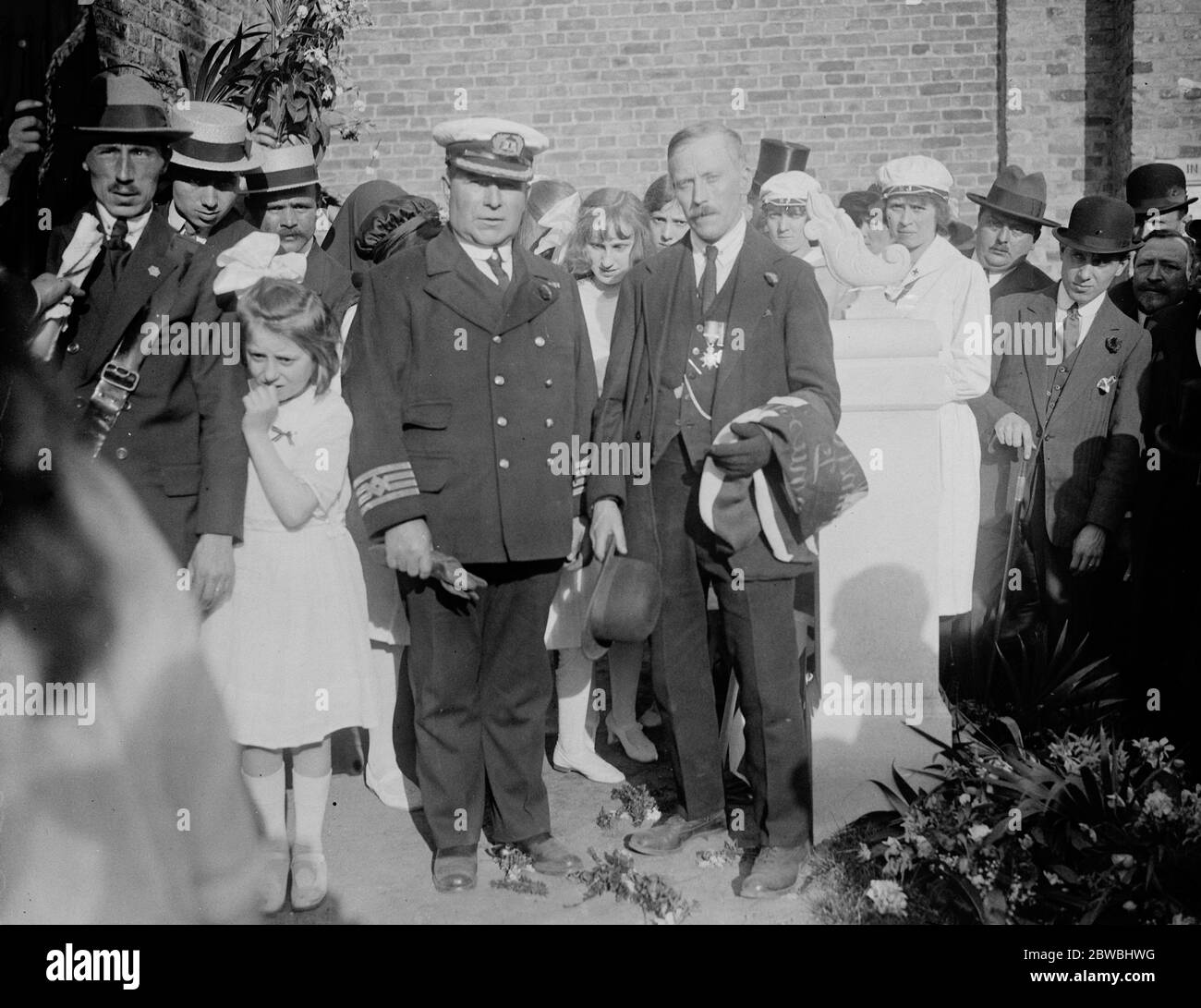 I memoriali Fryatt di Bruges . Con una cerimonia impressionante , a Bruges sono stati svelati i memoriali del capitano Fryatt di Bruxelles e di altri martiri della tirannia tedesca . Fryatt , fratello del capitano Fryatt con il capitano Hartnell , secondo al comando con il capitano Fryatt , che era prigioniero con il capitano Fryatt fino al momento in cui fu ucciso , e fu poi rilasciato . 8 maggio 1922 Foto Stock