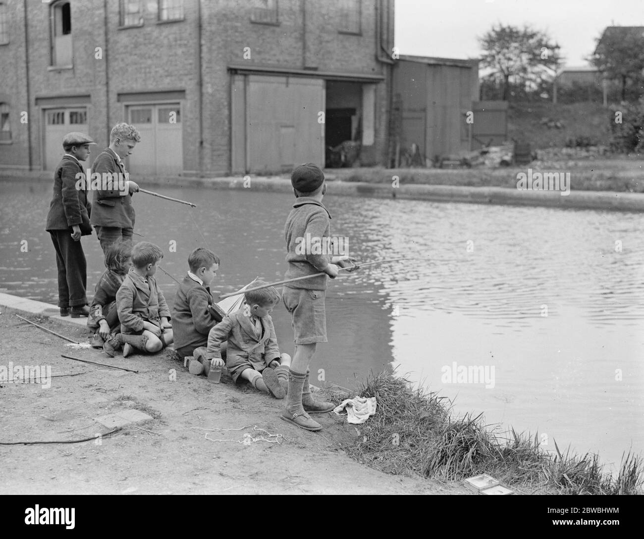 Pesca sulla riva del canale a Berkhamstead 1 agosto 1930 Foto Stock