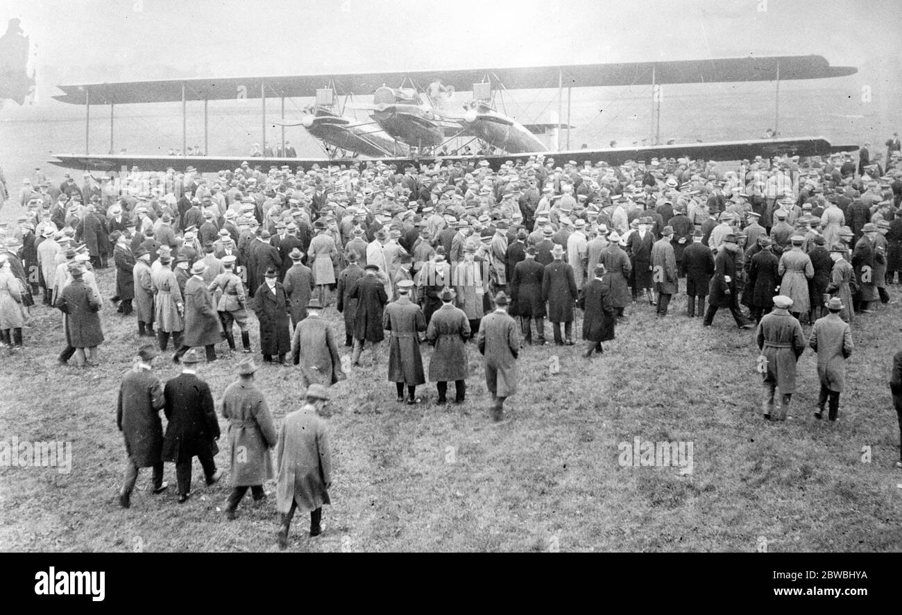 Il più grande aereo degli Stati Uniti è la macchina ad aria più pesante dell' America, il più grande aereo degli Stati Uniti, il triplo propulse ' Owl ' circondato da una folla di spettatori interessati al Aberdeen Proving , Aberdeen U S A 26 maggio 1924 Foto Stock