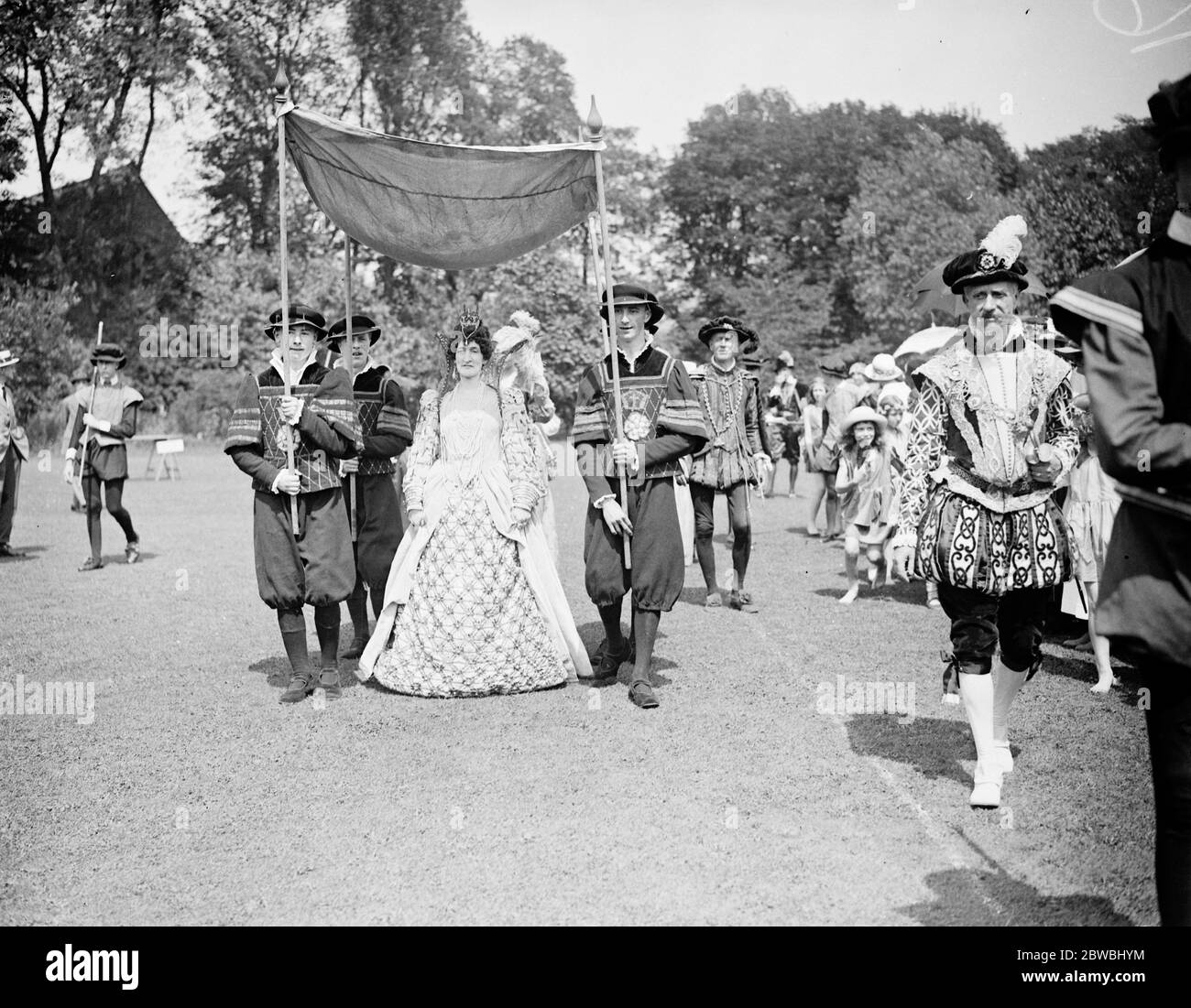 La signora Asquith, come Regina Elisabetta al Worcester College di Oxford. La signora Asquith entra sotto un baldacchino come la regina Elisabetta . 12 luglio 1923 Foto Stock