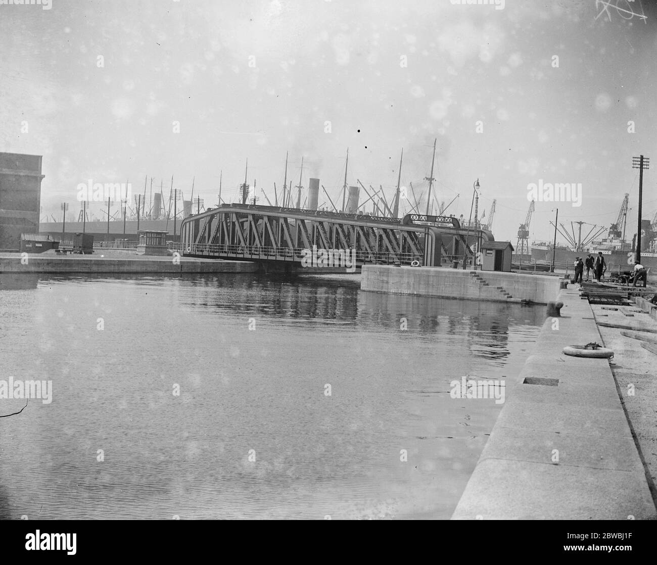 Royal Albert Docks . New South Extension il nuovo ponte di oscillazione al passaggio tra il vecchio e il nuovo molo 23 giugno 1921 Foto Stock