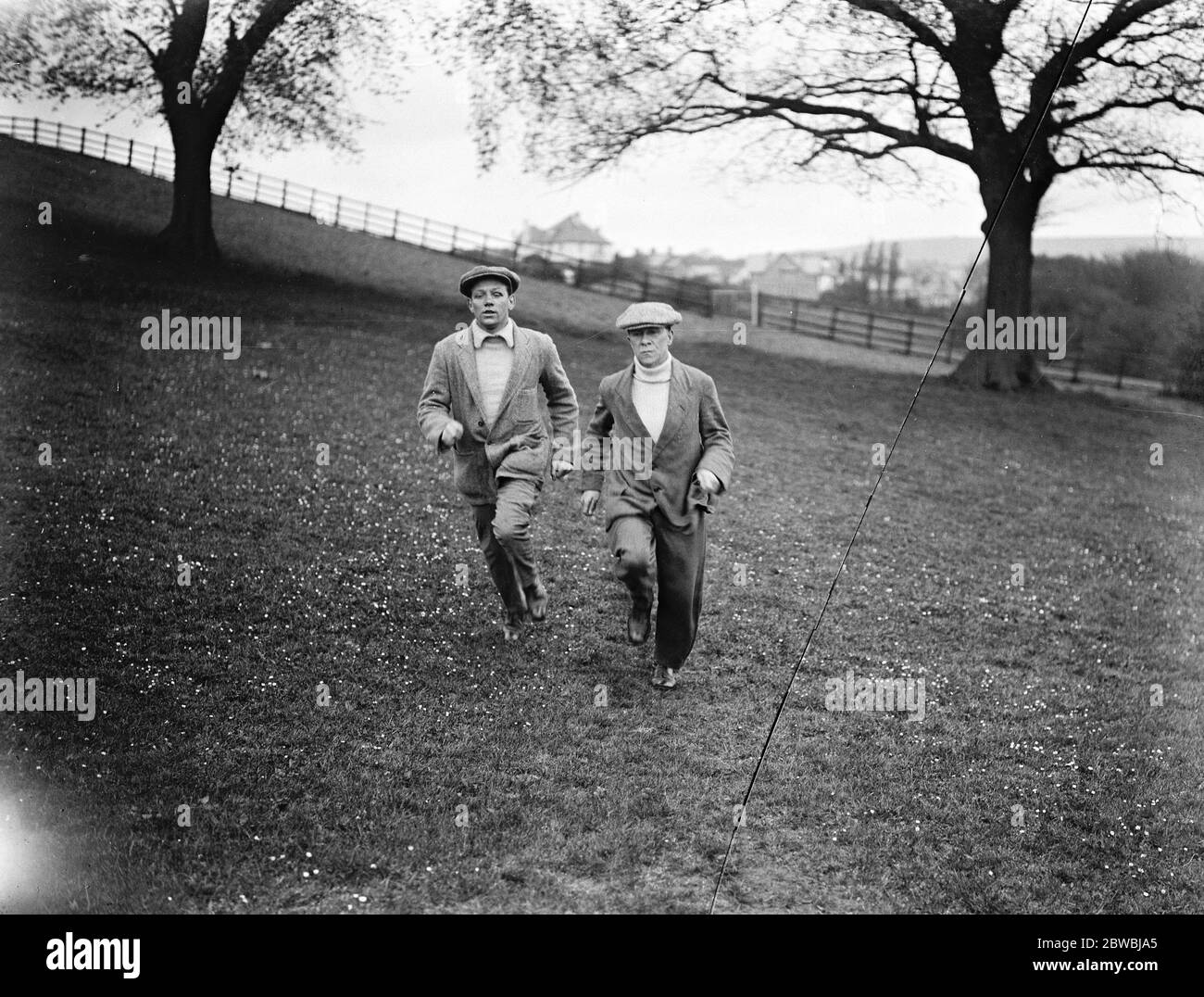 Jimmy Wilde si è in forma per incontrare Pancho Villa per il titolo mondiale sulle colline gallesi 2 maggio 1923 Foto Stock