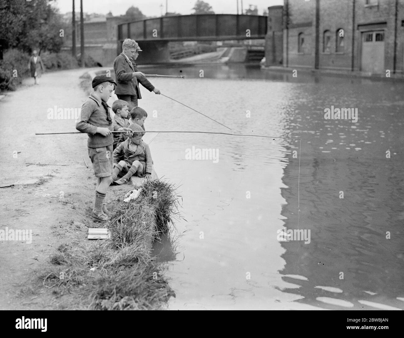 Pesca sulla riva del canale a Berkhamstead 1 agosto 1930 Foto Stock