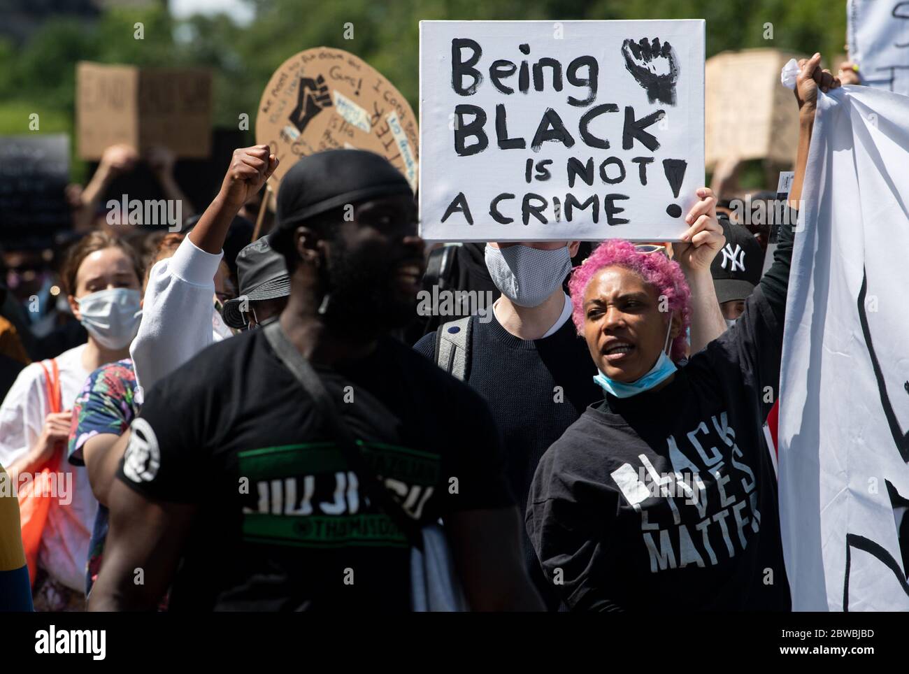 Berlino, Germania. 31 maggio 2020. Manifestanti protestano a Kreuzberg dopo la morte violenta del afroamericano George Floyd da parte di un poliziotto bianco negli Stati Uniti contro il razzismo e la violenza della polizia, tra gli altri con un segno che 'essere neri non è un crimine! (Essere neri non è un crimine!). Credit: Bernd von Jutrczenka/dpa/Alamy Live News Foto Stock