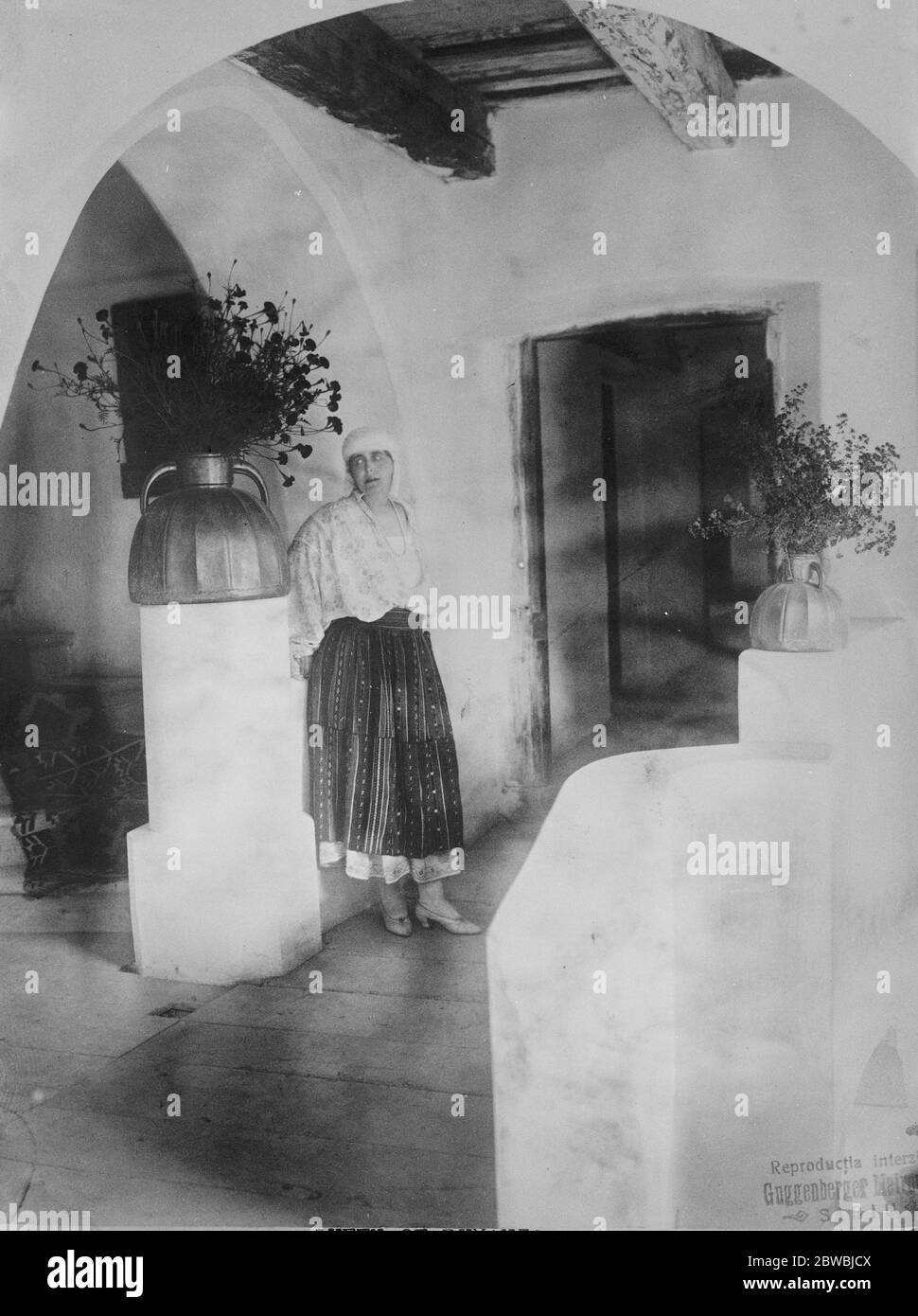 La Regina di Romania a casa nel castello le dato dai suoi nuovi soggetti 13 giugno 1923 Foto Stock