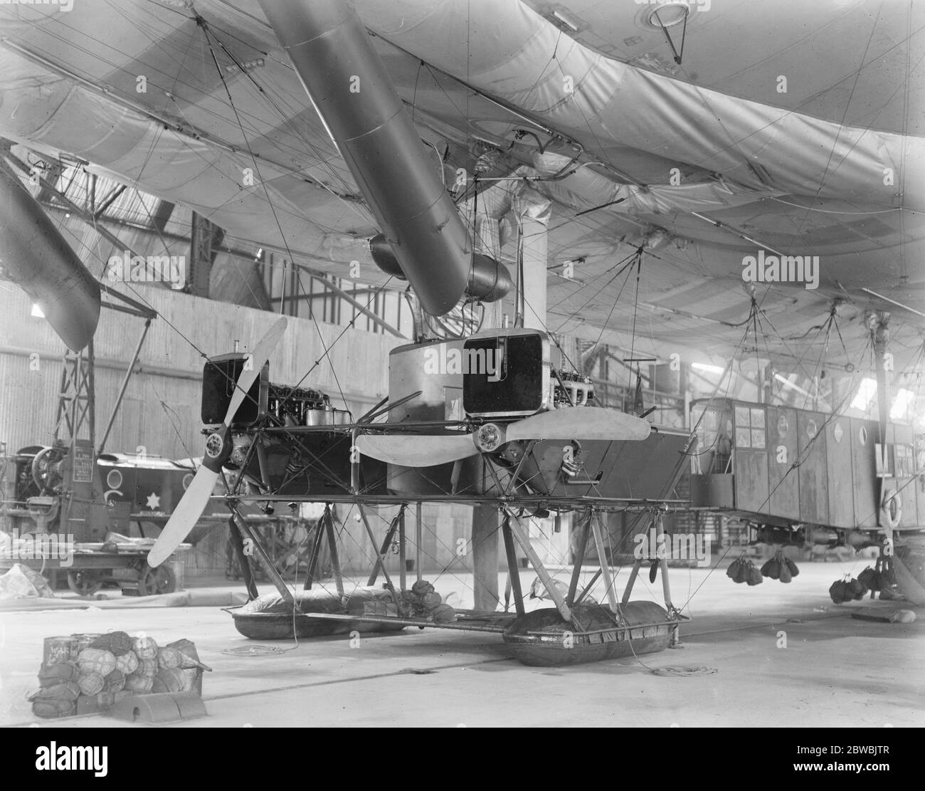 Nave aerea C 7 una delle nostre grandi navi costiere la cabina principale e il motore 1920 Foto Stock