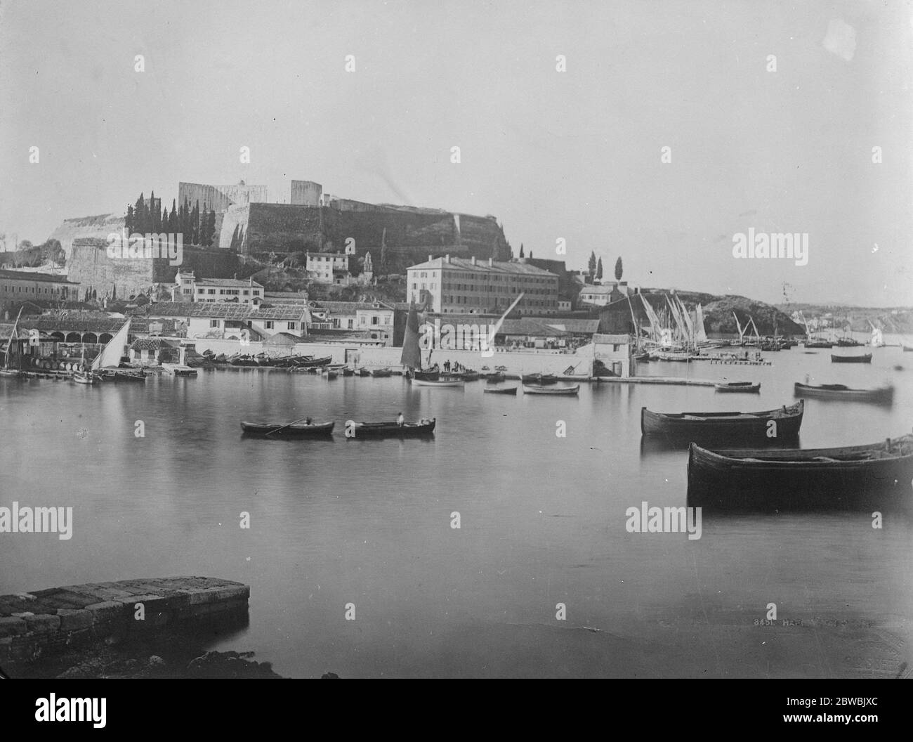 Bandiera britannica sollevata sull'isola greca . Una visione generale della cittadella e del porto di Corfù , dove si riferisce che la bandiera britannica è stata sollevata dai controruoltori . 4 dicembre 1922 Foto Stock