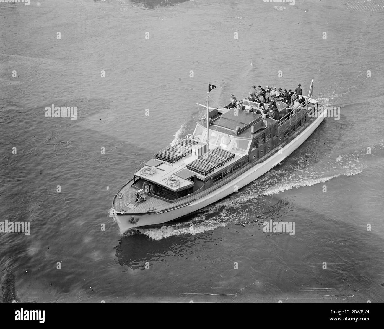 ' Pride of Westminster'. Il primo dei nuovi autobus acquatici, di proprietà del signor H A Harvey, di Cambridge, inizia un servizio di Tamigi. Le corse programmate per Southend con chiamate a , Greenwich , Woolwich e Gravesend . Trasporta un centinaio di passeggeri ed è stata progettata da Frederick Shepherd , l'architetto dell'ombelico londinese il 16 aprile 1938 Foto Stock