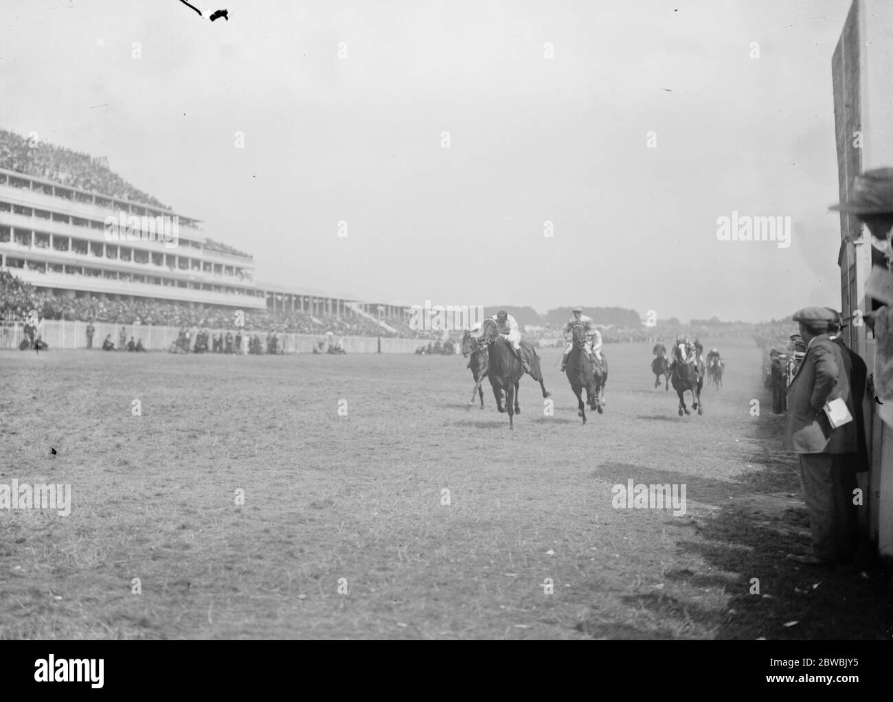 Il finale della gara per le Oaks 1919 Foto Stock