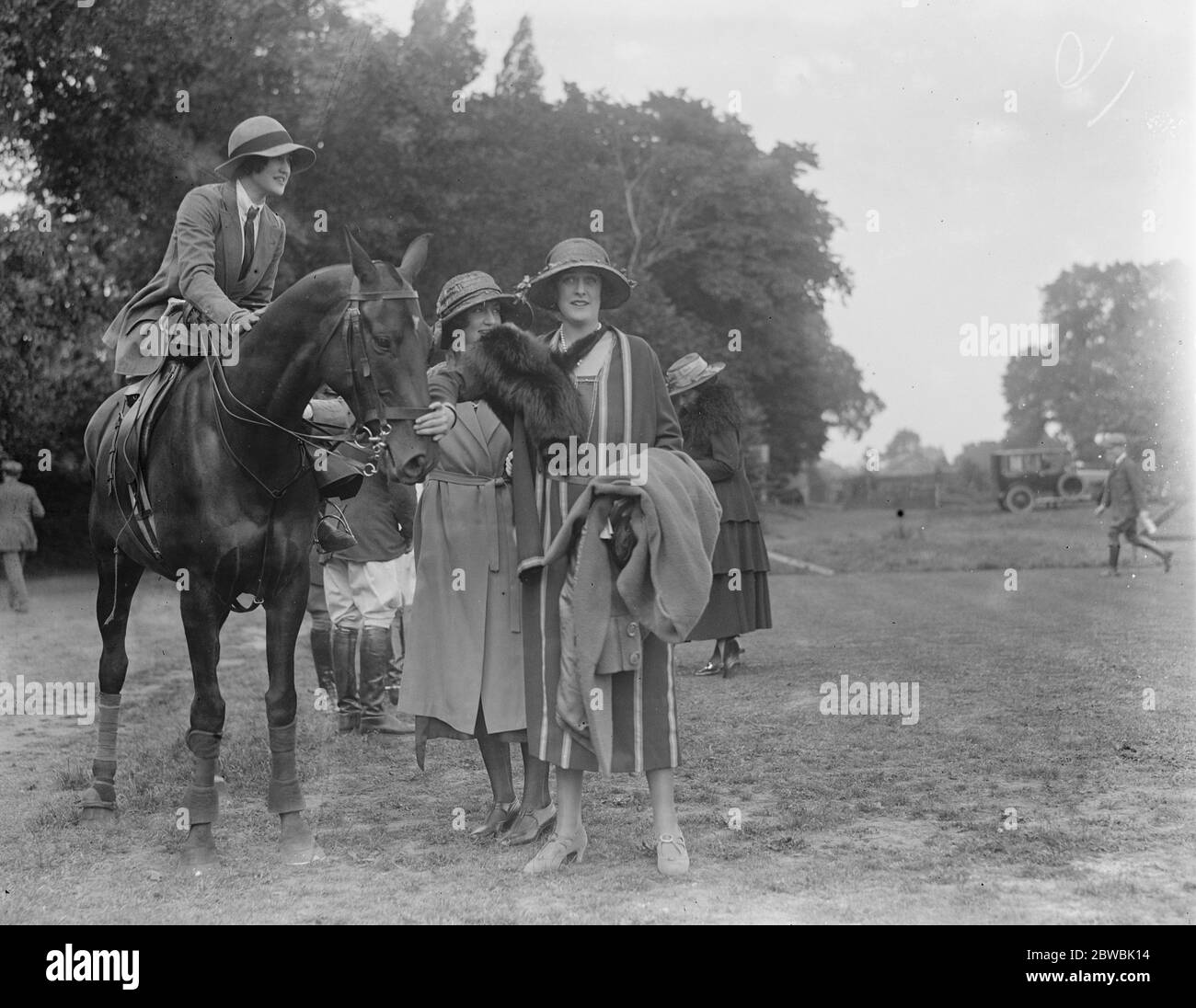 Polo Gymkhana al Roehampton Club . Miss Audrey James ( montato ) e Lady Blandford . Giugno 1921 Foto Stock