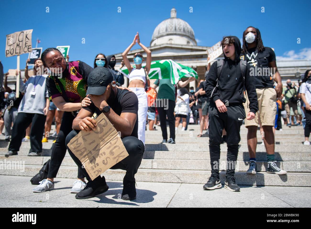 I REDATTORI NOTANO IL LINGUAGGIO SUI SEGNI le persone prendono parte a una protesta contro la questione Black Lives a Trafalgar Square, Londra, dopo la morte di George Floyd a Minneapolis, Stati Uniti, questa settimana, che ha visto un ufficiale di polizia accusato di omicidio di terzo grado. Foto Stock