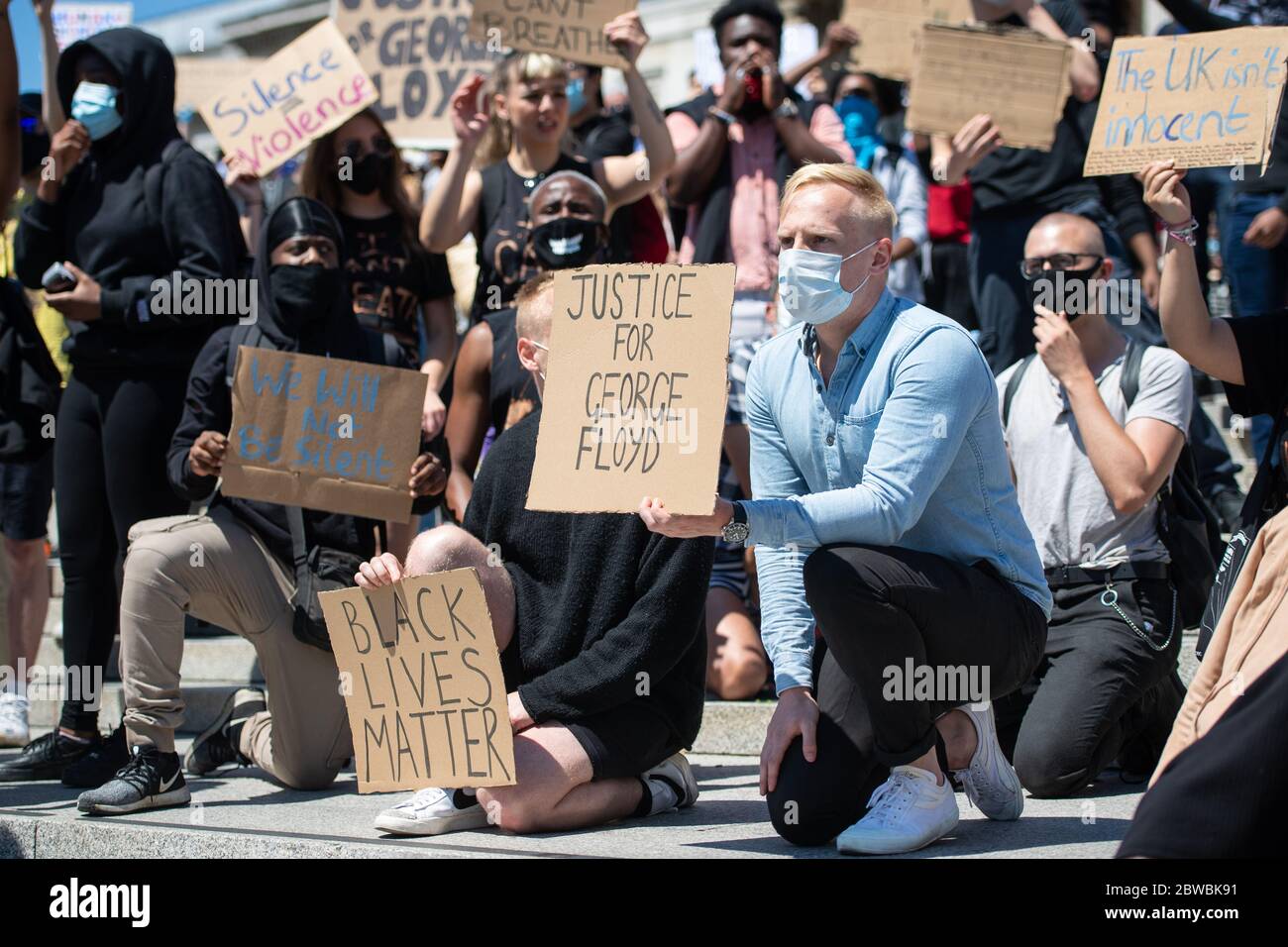 La gente partecipa a una protesta contro la questione Black Lives a Trafalgar Square, Londra, dopo la morte di George Floyd a Minneapolis, Stati Uniti, questa settimana, che ha visto un ufficiale di polizia accusato di omicidio di terzo grado. Foto Stock