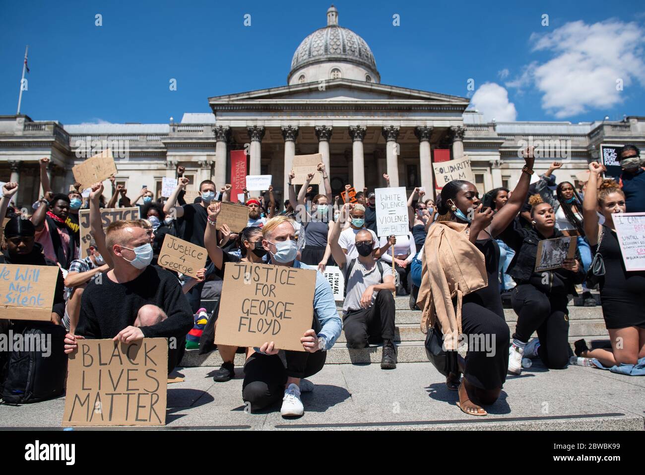 La gente partecipa a una protesta contro la questione Black Lives a Trafalgar Square, Londra, dopo la morte di George Floyd a Minneapolis, Stati Uniti, questa settimana, che ha visto un ufficiale di polizia accusato di omicidio di terzo grado. Foto Stock