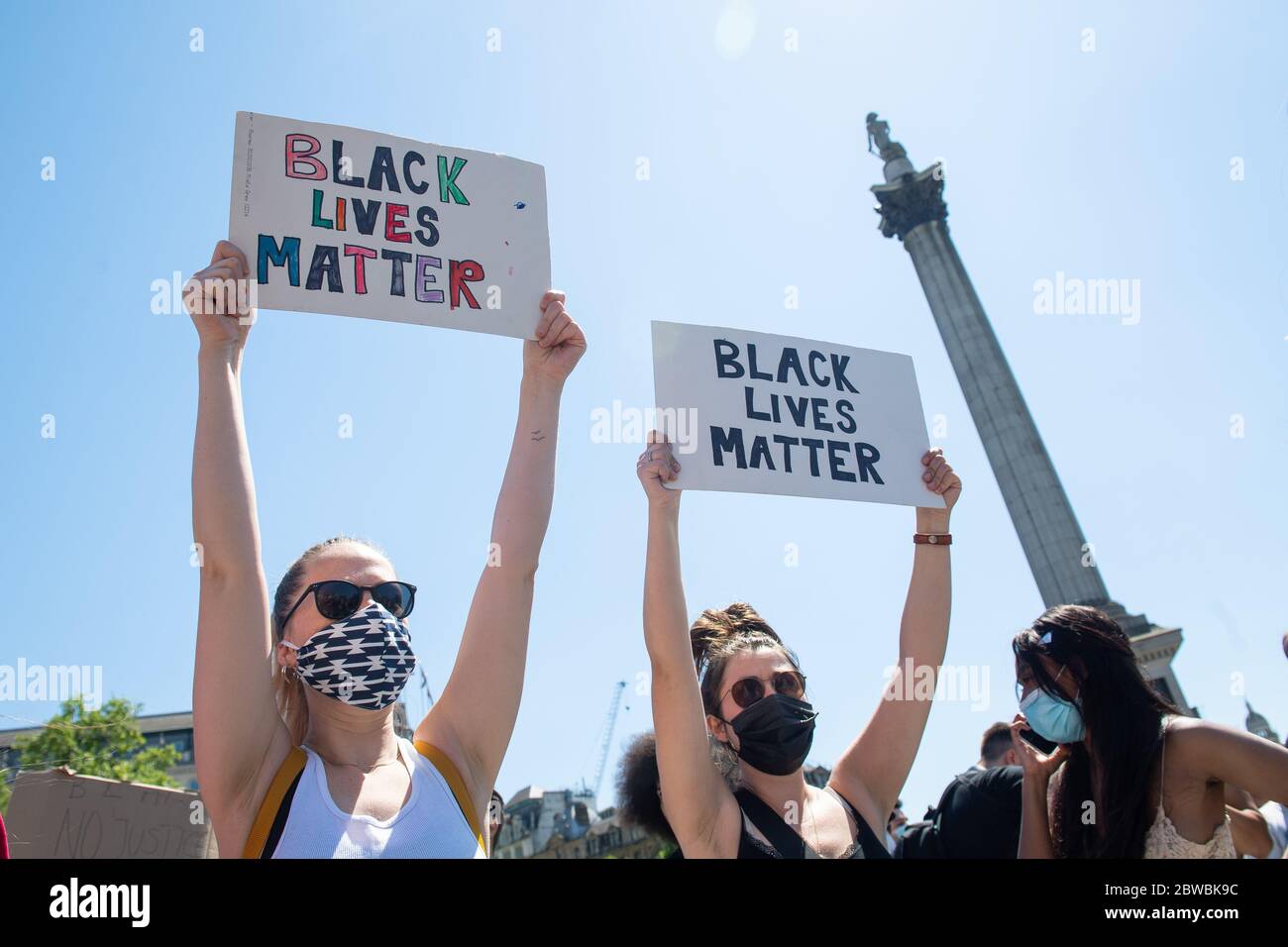 La gente partecipa a una protesta contro la questione Black Lives a Trafalgar Square, Londra, dopo la morte di George Floyd a Minneapolis, Stati Uniti, questa settimana, che ha visto un ufficiale di polizia accusato di omicidio di terzo grado. Foto Stock