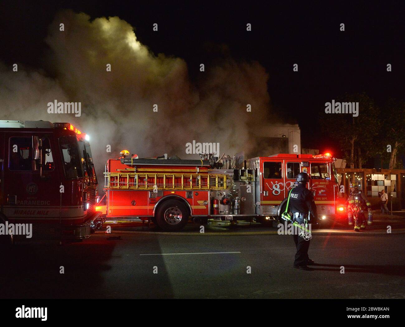Los Angeles, Stati Uniti. 31 maggio 2020. I vigili del fuoco combattono uno dei tanti incendi su Melrose Avenue il quarto giorno di protesta nella zona di Fairfax di Los Angeles sabato 30 maggio 2020. Le manifestazioni pacifiche si sono trasformate violente e inopportune, spingendo Gov. Gavin Newsom dichiarerà lo stato di emergenza e schiererà fino a 1,000 truppe della Guardia Nazionale dopo che la folla si è riversata nel quartiere Fairfax, nel centro e su Beverly Boulevard, con molti che hanno preso l'intersezione di Third Street e Fairfax Avenue, chiudendo il traffico. Foto di Jim Ruymen/UPI Credit: UPI/Alamy Live News Foto Stock