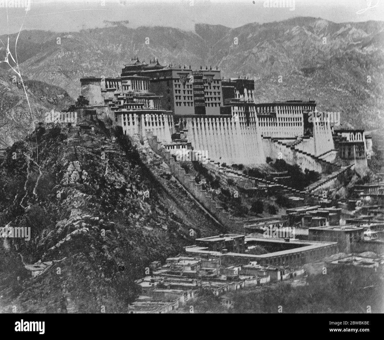 Missione buddista britannica in Tibet . Lhasa , la capitale del Tibet , che deve essere visitata da una Missione Buddista britannica , significa letteralmente ' terra di Dio' . Dopo il 1760 l' accesso alla capitale fu proibito agli europei , anche se alcuni eludevano la restrizione . Una visione generale di Lhasa, che mostra la sede del governo nella ' Città Proibita'. 15 luglio 1922 Foto Stock