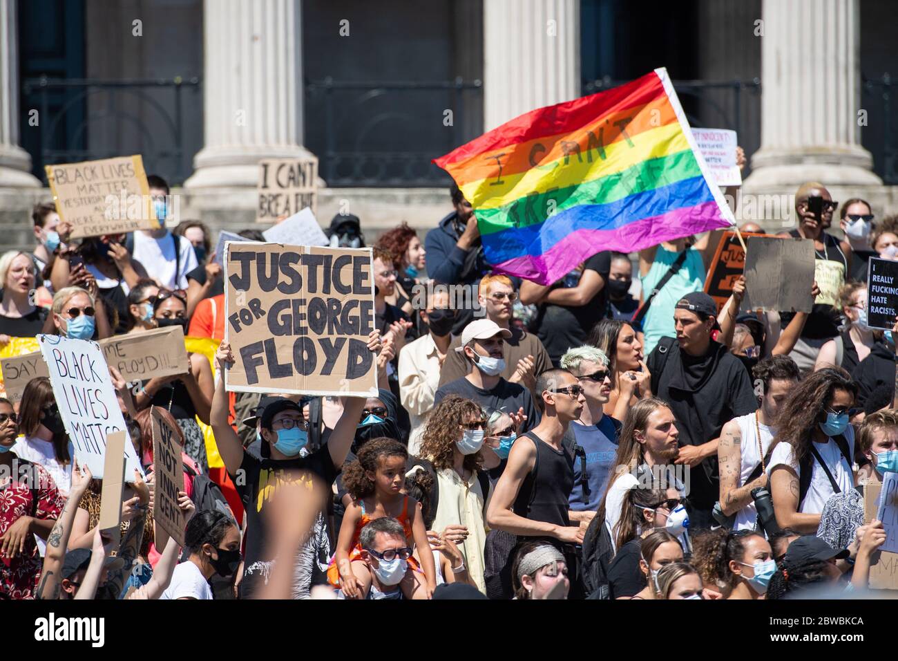 La gente partecipa a una protesta contro la questione Black Lives a Trafalgar Square, Londra, dopo la morte di George Floyd a Minneapolis, Stati Uniti, questa settimana, che ha visto un ufficiale di polizia accusato di omicidio di terzo grado. Foto Stock