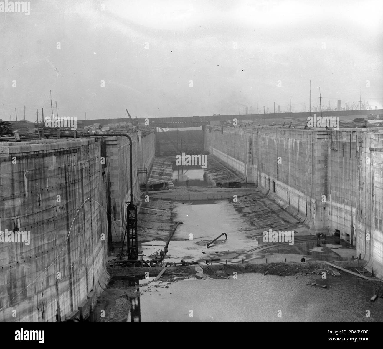 Il nuovo molo londinesi nel corso dei lavori nei pressi di North Woolwich , il molo quasi completato il 2 aprile 1911 Foto Stock