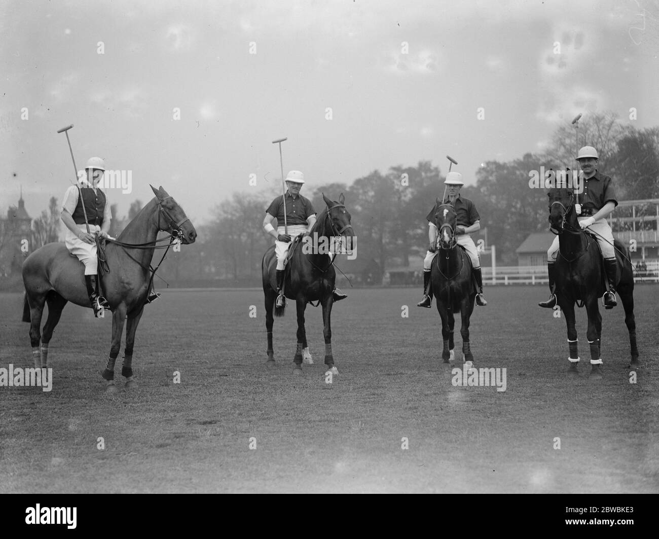 Polo all'Hurlingham Club , Londra - Freebooters V Cowdray Park Cowdray Team Lord Dalmeny , Major The Hon Harold Pearson , Major The Hon Clive Pearson e Major J F Harrison 10 maggio 1922 Foto Stock