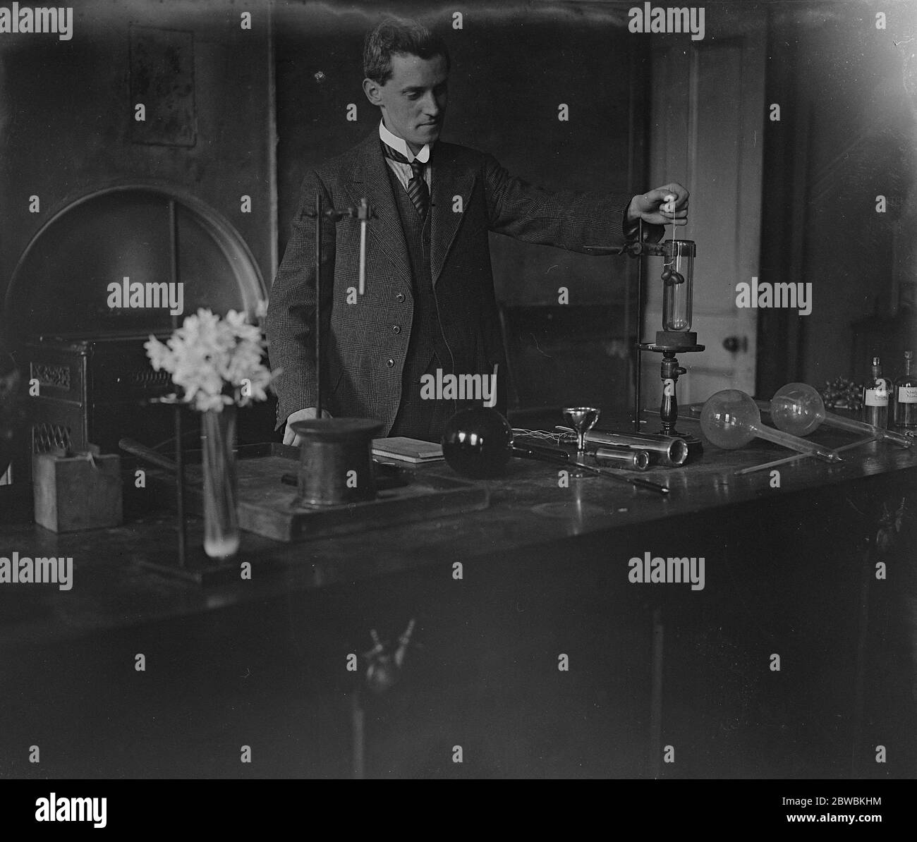 Meraviglie dell'aria liquida alla Fiera scientifica di Novelties MR R Butler che dimostra i meravigliosi poteri dell'aria liquida alla Mostra scientifica di Novelties , Kings College . Il signor Butler è qui visto trasformare un grappolo di uve in ghiaccio solido 4 gennaio 1923 Foto Stock