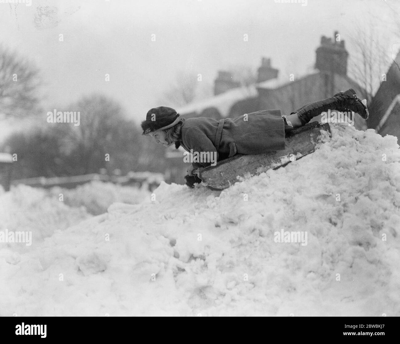 Sport invernali in Inghilterra in pieno svolgimento . La ragazza toboga all'inizio della corsa a Buxton , dove gli sport invernali sono ora in pieno svolgimento . 1922 Foto Stock