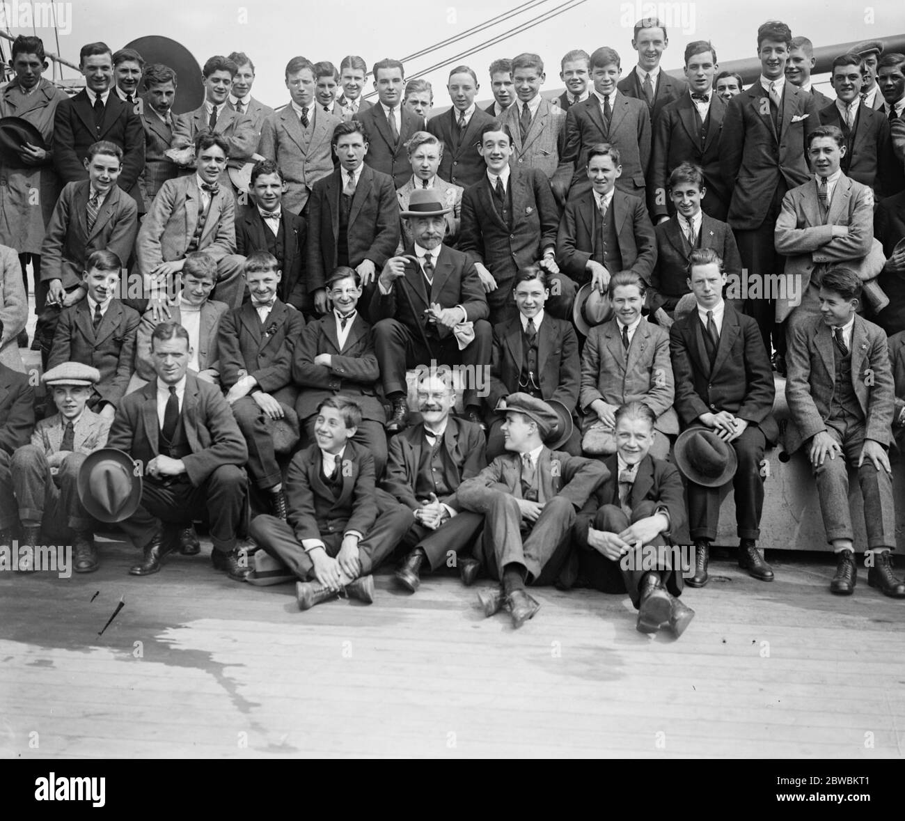 Emigranti che lasciano Tilbury per l'Australia sulla grande baia . Con loro è Sir Edward Lucas , agente generale per l'Australia Meridionale . Foto Stock