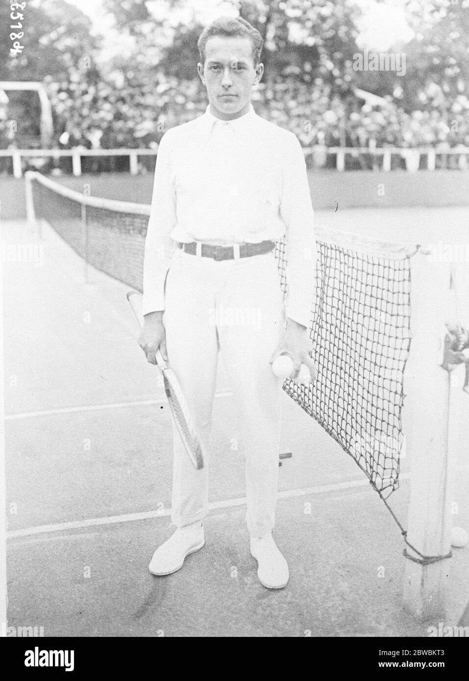 Campioni di tennis dilettanti e professionisti del mondo si incontrano a Parigi Chocet , il campione di tennis dilettante del mondo, incontra D' Arsonval , il campione professionale del mondo a Parigi Cochet 13 marzo 1923 Foto Stock