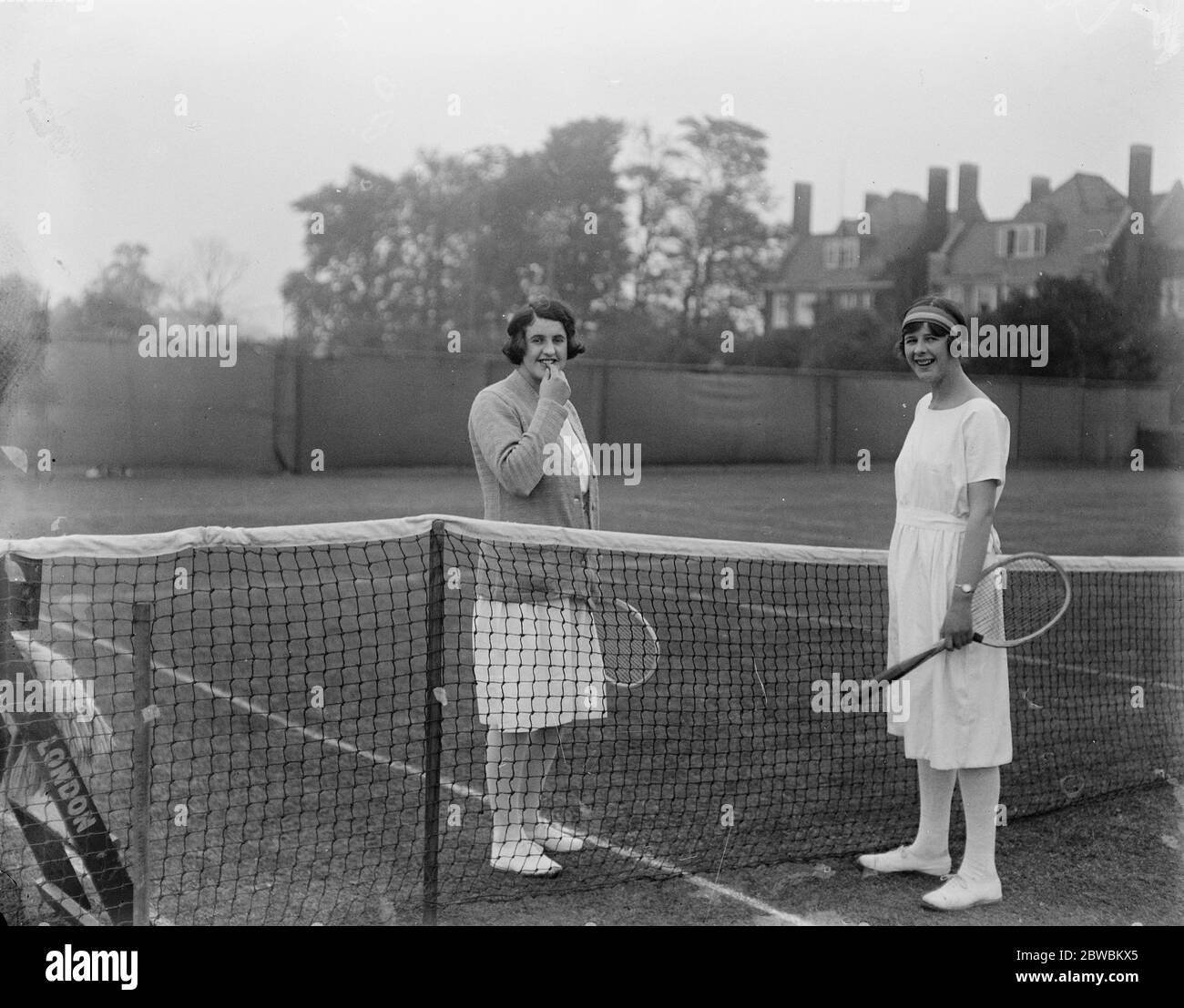 Campionato di tennis al campo di Middlesex Lawn al Chiswick Park Miss W Saunders e Miss P Saunders prima di giocare il 28 maggio 1923 Foto Stock