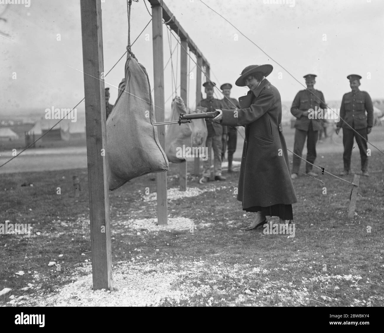 Gita del campo di Daly, Miss Nellie Taylor al campo a vento di Ludgersall Foto Stock