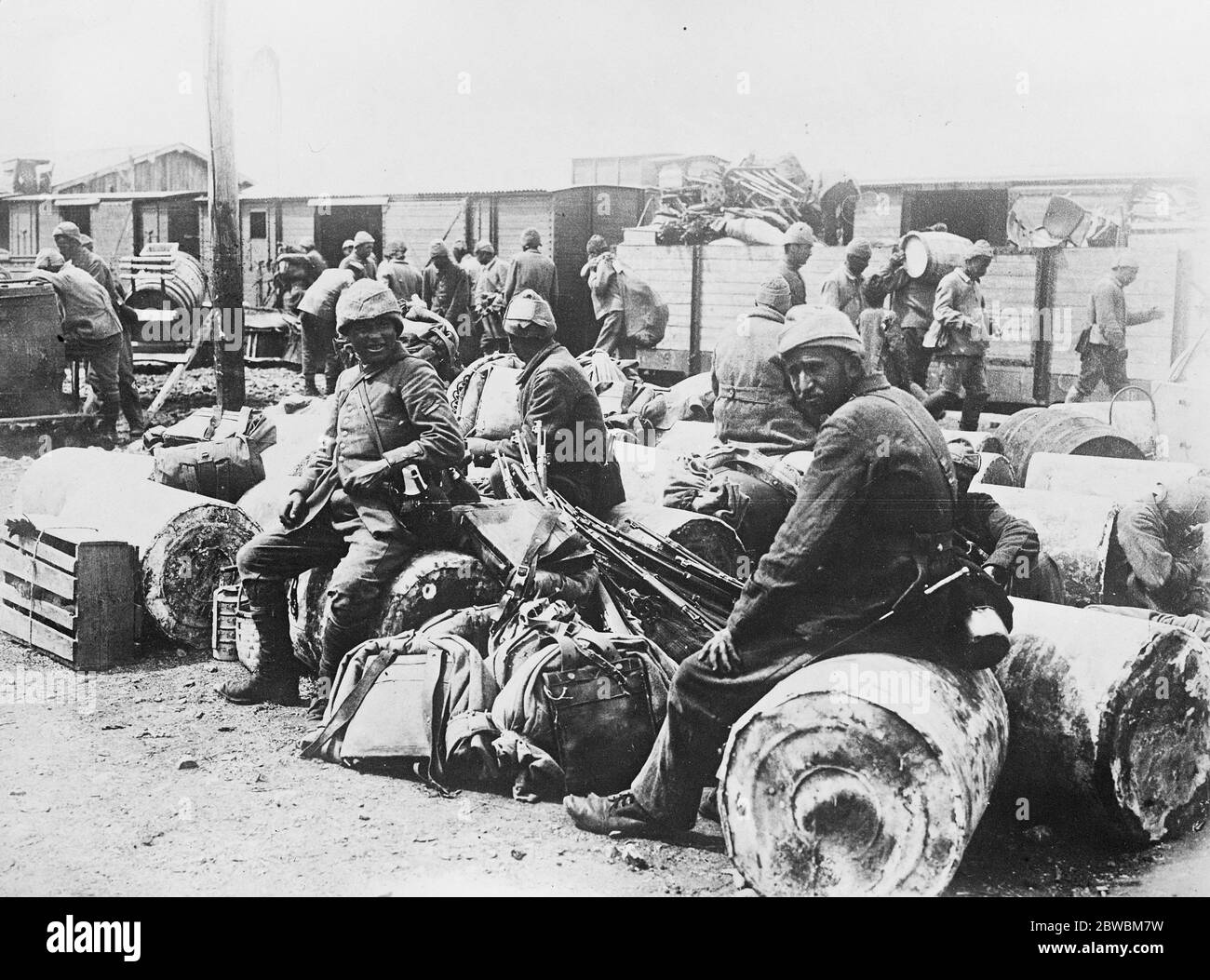 L'avanzata turca contro i greci la fanteria turca caricando materiale bellico per il fronte 6 settembre 1922 Foto Stock