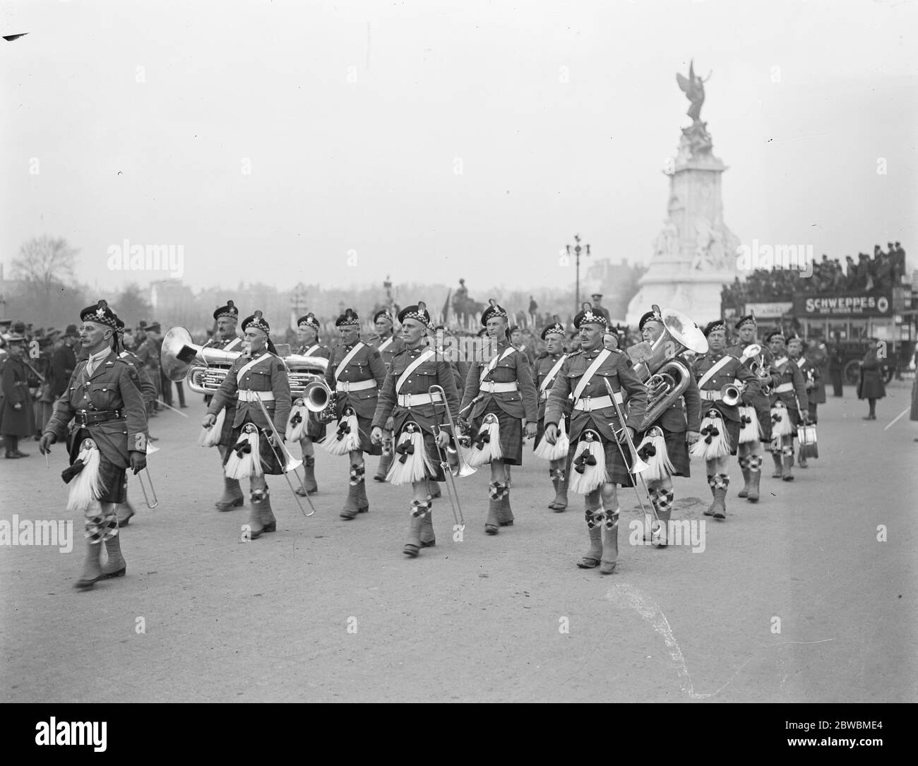 Gli Highlanders canadesi marciano oltre Buckingham Palace 1919 Foto Stock