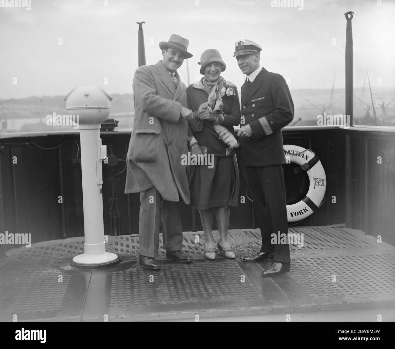 Matrimonio a bordo del Leviathan Leonard Green (New York) e della sig.ra Eleanor Fay Bayuk (Philadelphia ) con il capitano Hartley (comandante della nave) che ha eseguito il servizio di matrimonio tra Cherbourg e Southampton il 21 agosto 1925 Foto Stock