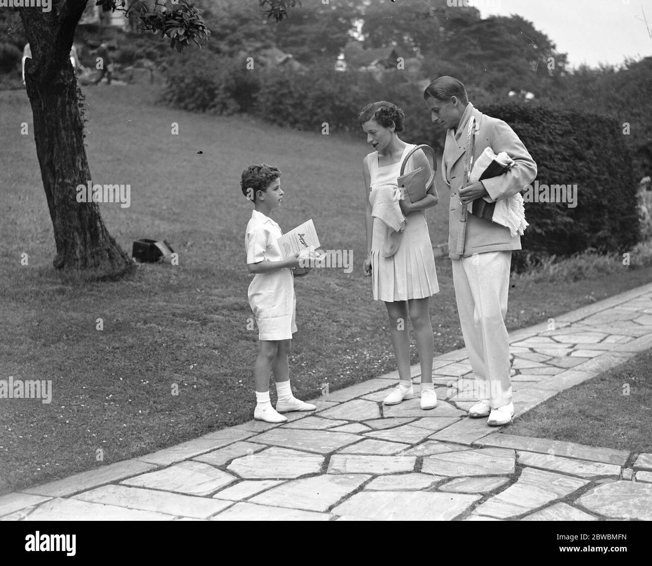 Festa di tennis di Lady Crosfield a Highgate . Il Maestro Paul Homes Cronefield con il signor e la signora H Austin. 1936 Foto Stock