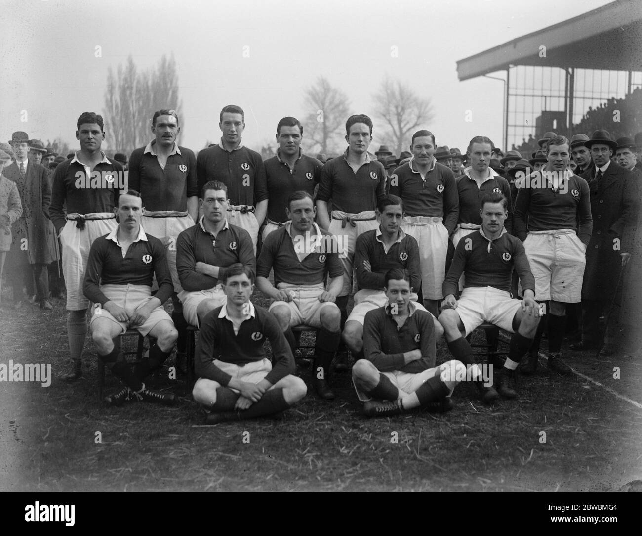 Rugby Match of the Season nel Campionato delle cinque nazioni 1922 Inghilterra versuse Scotland at Twickenham , Londra The Scottish team Unknown Order Hector Forsayth , e B MacKay , Phil MacPherson , Archibald Gracie , James Tolmie , James Dykes , William Bryce , William Dobson , David Bertram , John Buchanan , John Bannerman , Doug Davies , Jock Lawrie , Charles Usher (c) e George Maxwell , Scotland Test debutta JM Tolmie 18 marzo 1922 Foto Stock