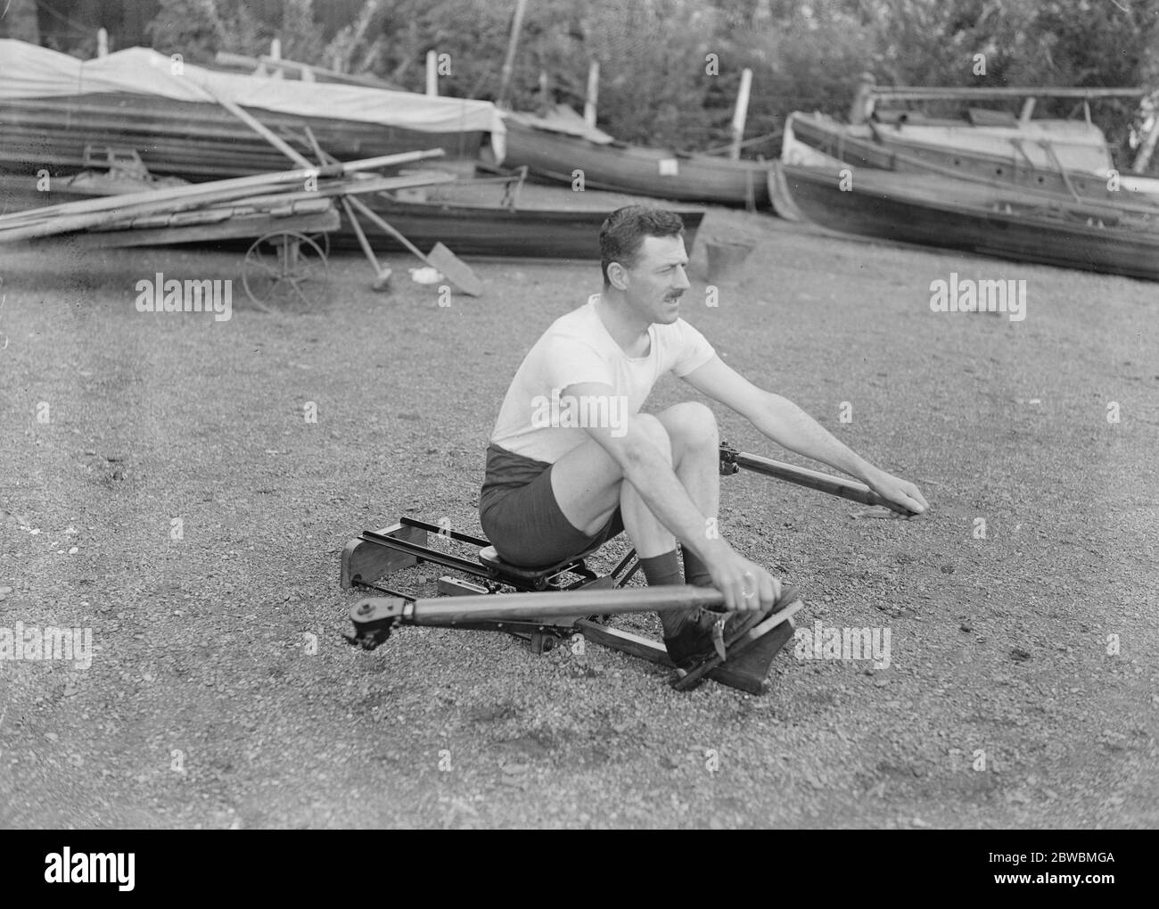 L' allenatore domestico e la macchina ginnica di Ernest Barry , il famoso sculler , hanno dato una dimostrazione della nuova macchina per allenamento e allenamento indoor che ha progettato al Green' s Boat Huse , Barnes Bridge nel London Borough di Richmond upon Thames Barry all'inizio del suo colpo sull'allenatore Indoor 20 ottobre 1921 Foto Stock