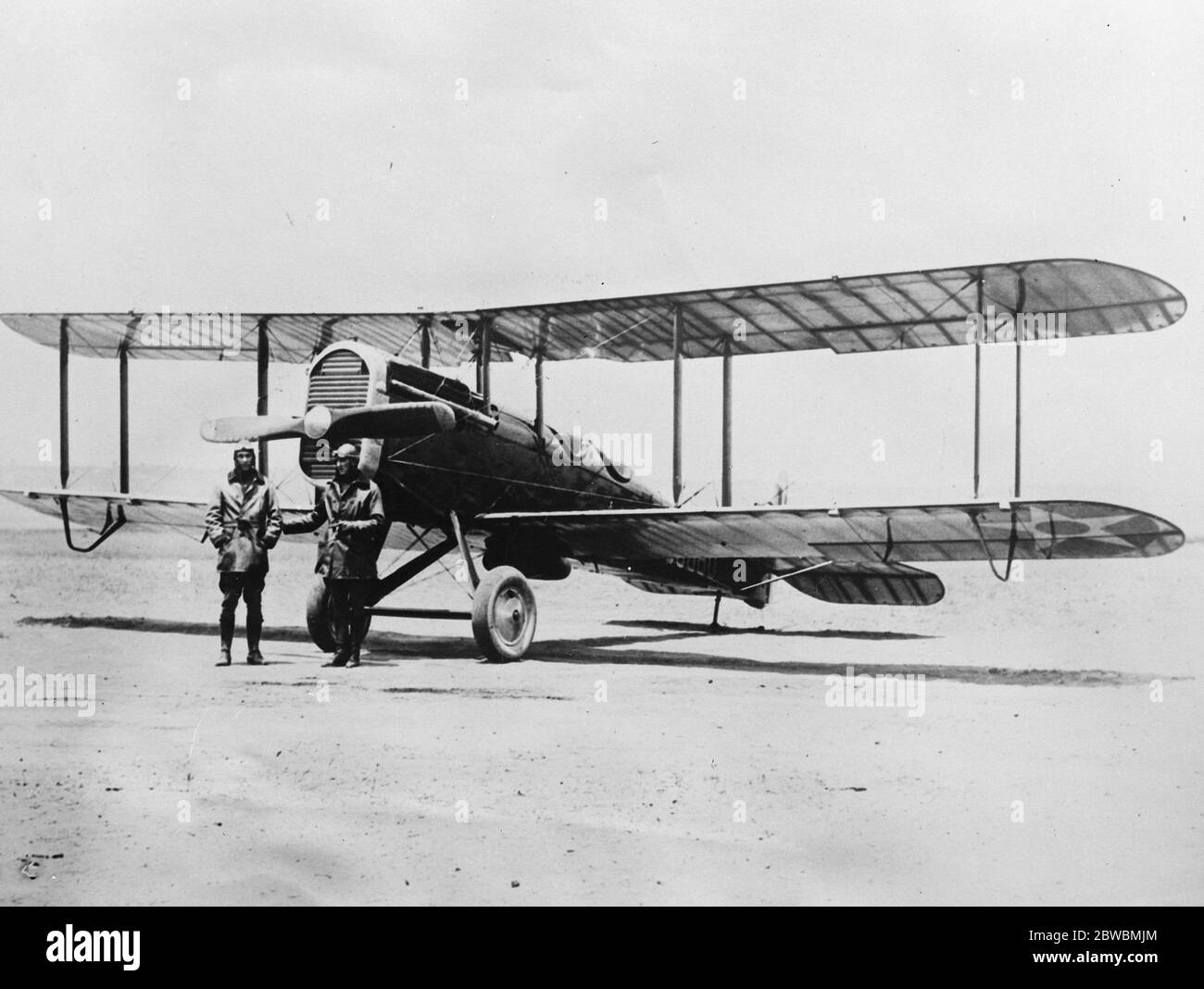 Gli airmen di volare per quattro giorni e notti . Prendere il carburante e rifornisce mentre in aria due audaci aerei decollare a Rockwell Field San Diego, California, l'ultima parte di questo mese nel tentativo di volare senza atterraggio per quattro giorni e notti . Il tenente John B Richter e il capitano Lowell Smith sono i volantini coraggiosi e un De Haviland D H è stato appositamente organizzato per il volo 5 luglio 1923 Foto Stock