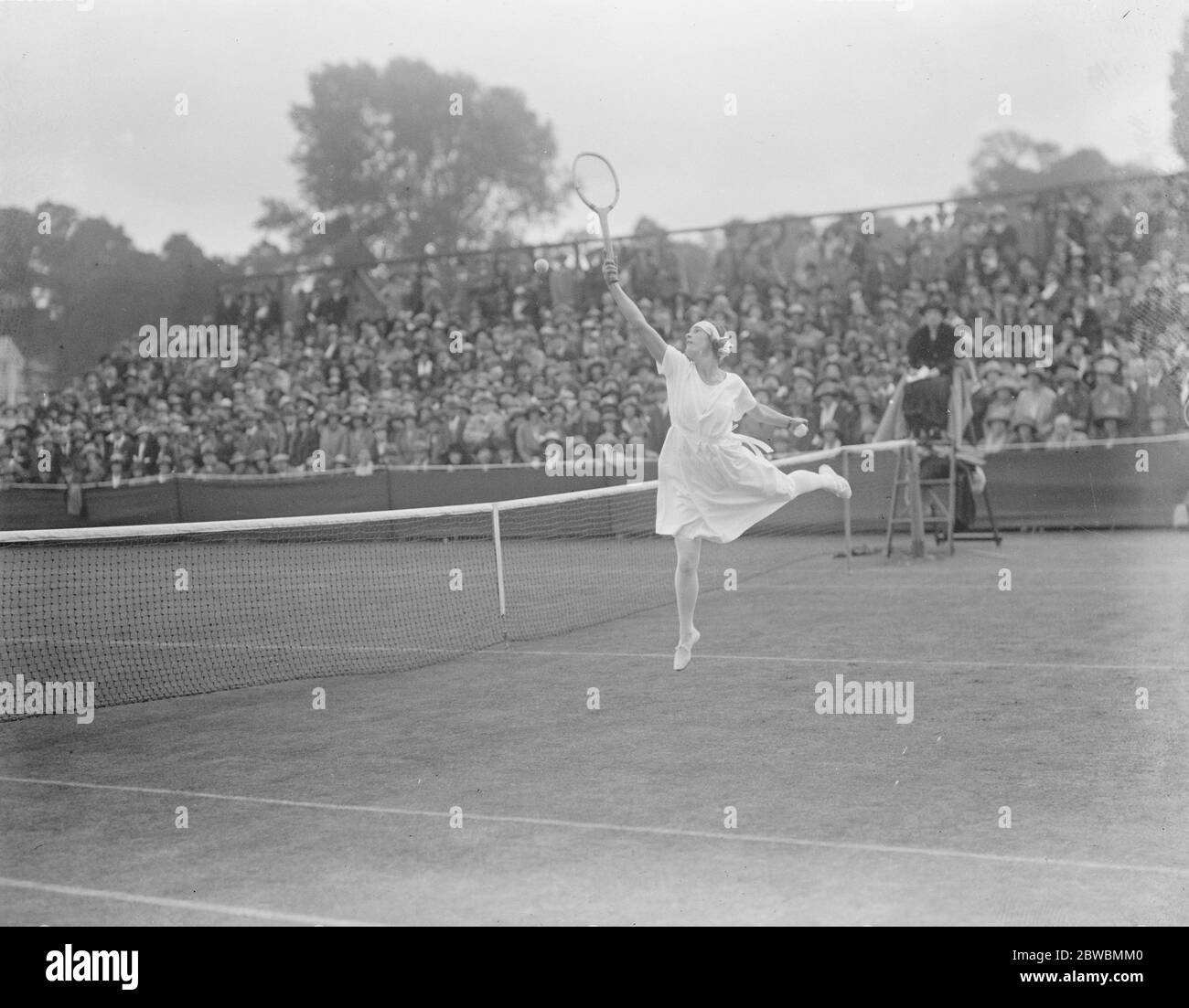 Campionato di tennis su prato a Wimbeldon la partita tra Mdlle Suzanne Lenglen e Miss Evelyn Collyer , la bambina inglese che possiede un fascino tutto suo , ha attratto una grande folla a Wimbeldon 3 luglio 1922 Foto Stock