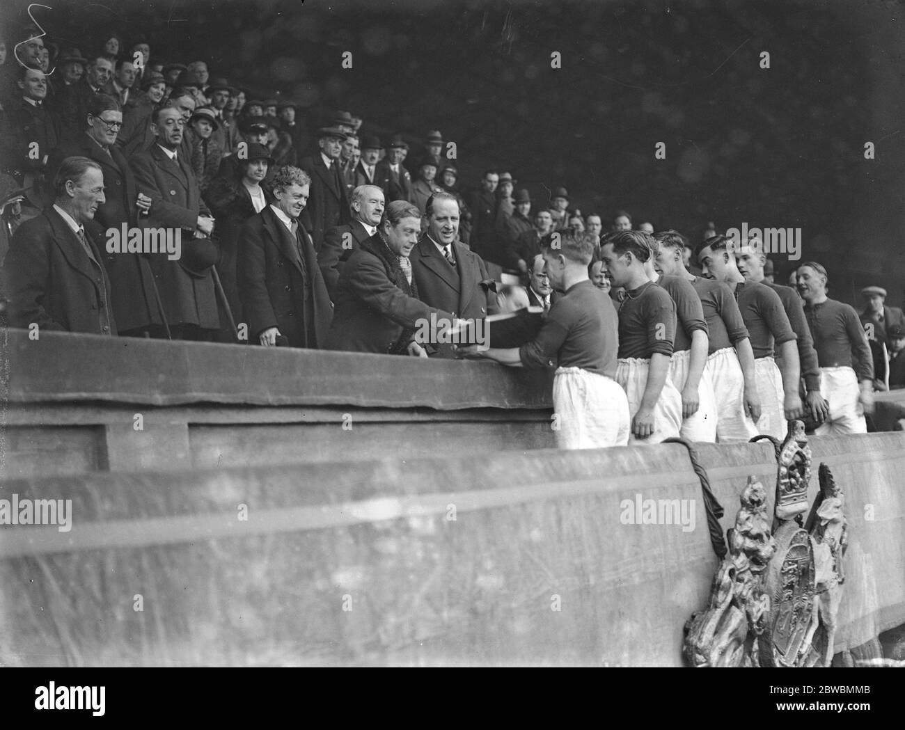 Il Principe del Galles partecipa a una partita di calcio tra squadre disoccupate allo stadio di Wembley . Greenwich ( maglie bianche ) contro Walthamstow ( maglie scure ) 21 marzo 1934 Foto Stock