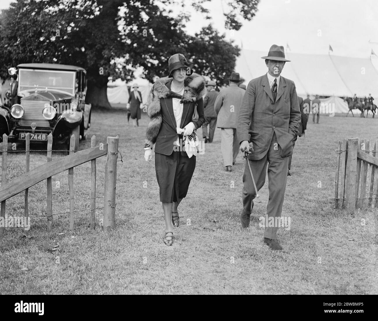 Torneo di polo della settimana Goodwood al Cowdray Park . Da sinistra a destra Sir John e Lady Ramsden 1929 Foto Stock