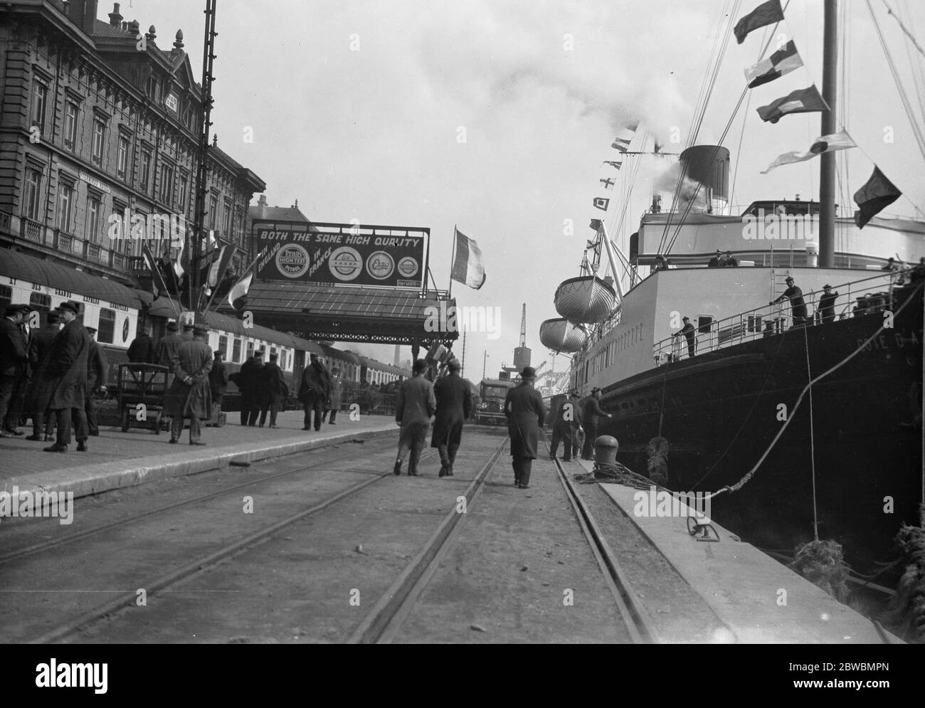Il nuovo vaporetto a canale trasversale ' Cote D' Azor ' e il treno 'Golden Arrow' 22 aprile 1931 Foto Stock