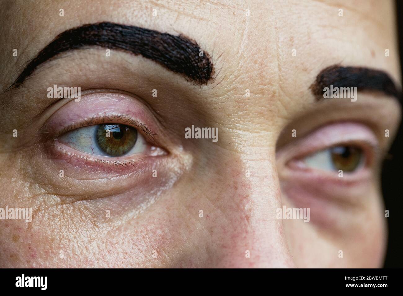 Estremo primo piano di donna mid adulta con sopracciglia dipinta. Foto Stock