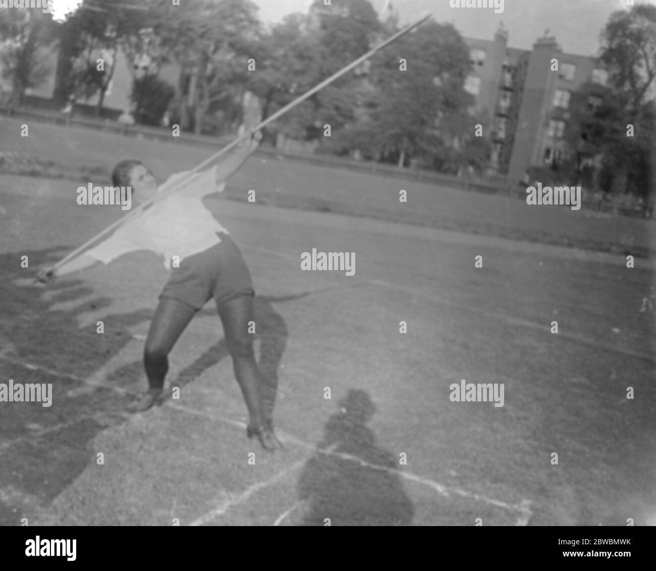 Gli atleti di gir inglesi sono occupati esercitandosi ai campi di svago di Paddington nella preparazione incontrare i loro compagni francesi che gettano il javelin . Questa è la prima volta che questo è stato tentato da atleti di ragazza inglese 8 ottobre 1921 Foto Stock