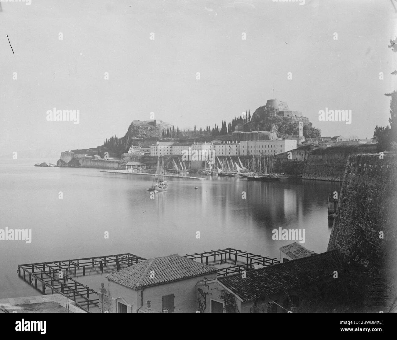 Bandiera britannica sollevata sull'isola greca . Una visione generale della cittadella e del porto di Corfù , dove si riferisce che la bandiera britannica è stata sollevata dai controruoltori . 5 dicembre 1922 Foto Stock