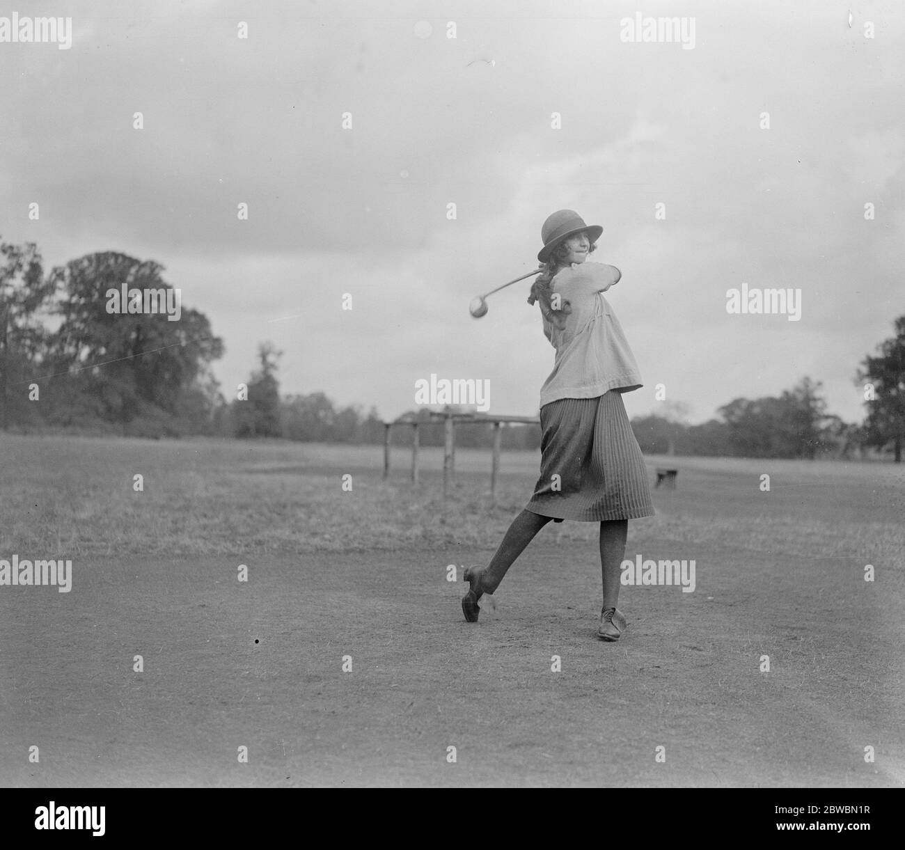 Campionato di Golf delle ragazze molti dei principali concorrenti per il Campionato di Golf aperto delle ragazze per il Trofeo della principessa Mary che ha luogo sul golf club di Stoke Poges a Slough il martedì e il mercoledì stavano esercitandosi lunedì 13 settembre 1921 Foto Stock