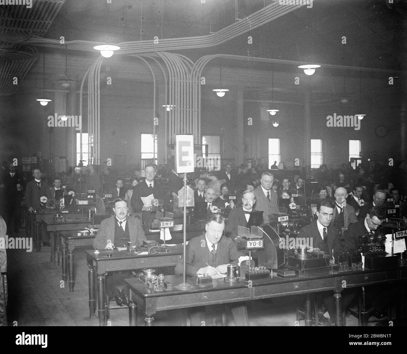 Invio di notizie e risultati elettorali . Presso l'Ufficio centrale del Telegraph del GPO il personale è stato aumentato per affrontare la grande corsa alle notizie e ai risultati elettorali . Una sezione della Galleria Centrale del Telegraph che tratta le questioni elettorali . 5 dicembre 1923 giovedì 6 dicembre 1923 si sono svolte le elezioni generali del Regno Unito 1923. I conservatori, guidati da Stanley Baldwin, hanno ottenuto il maggior numero di seggi, ma i laburisti, guidati da Ramsay MacDonald, e il Partito Liberale riunitosi di H. Asquith hanno ottenuto un numero sufficiente di seggi per produrre un parlamento appeso. È stata l'ultima elezione generale del Regno Unito in cui un terzo (li Foto Stock