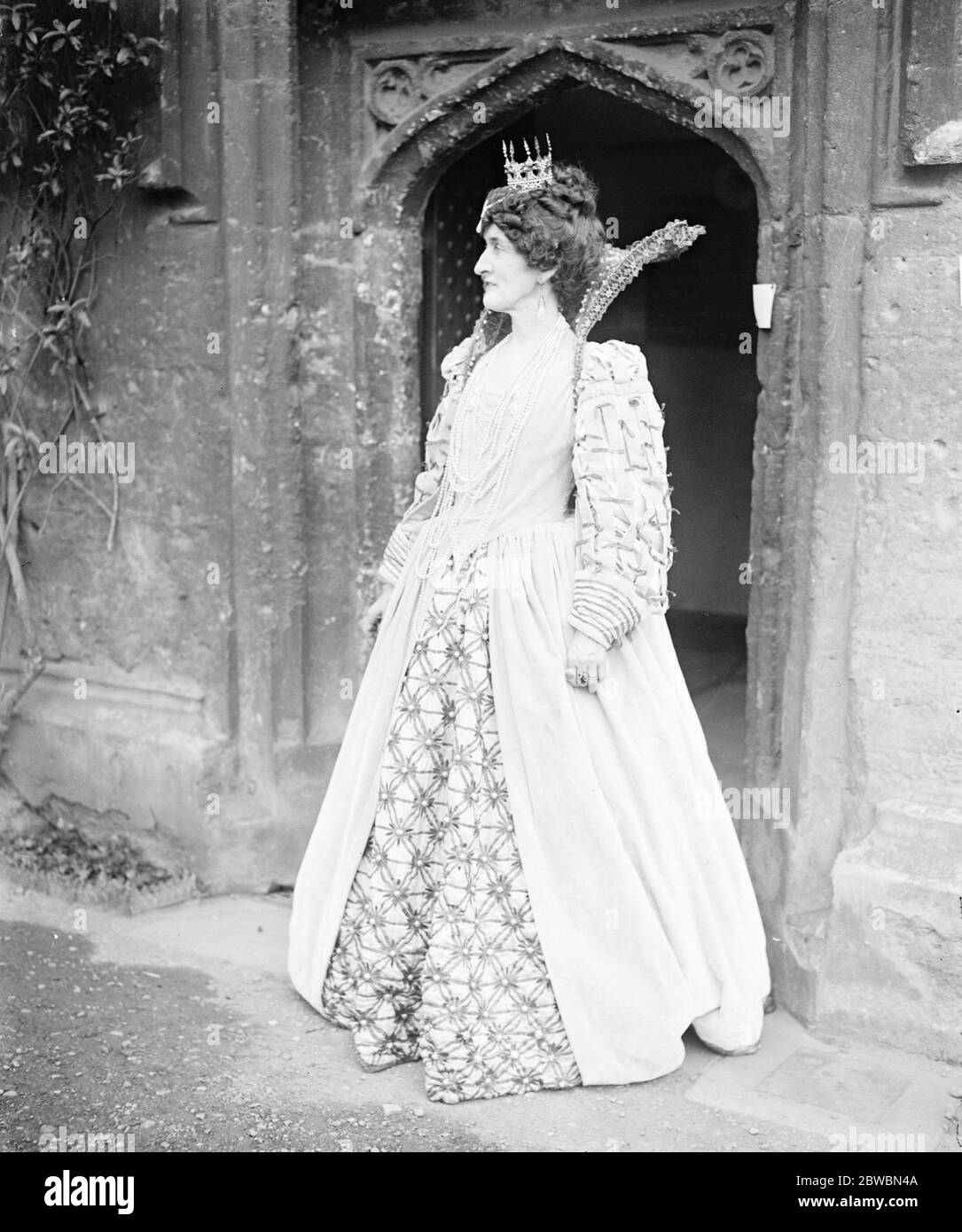 La signora Asquith, come Regina Elisabetta al Worcester College di Oxford. La signora Asquith come Regina Elisabetta . 12 luglio 1923 Foto Stock