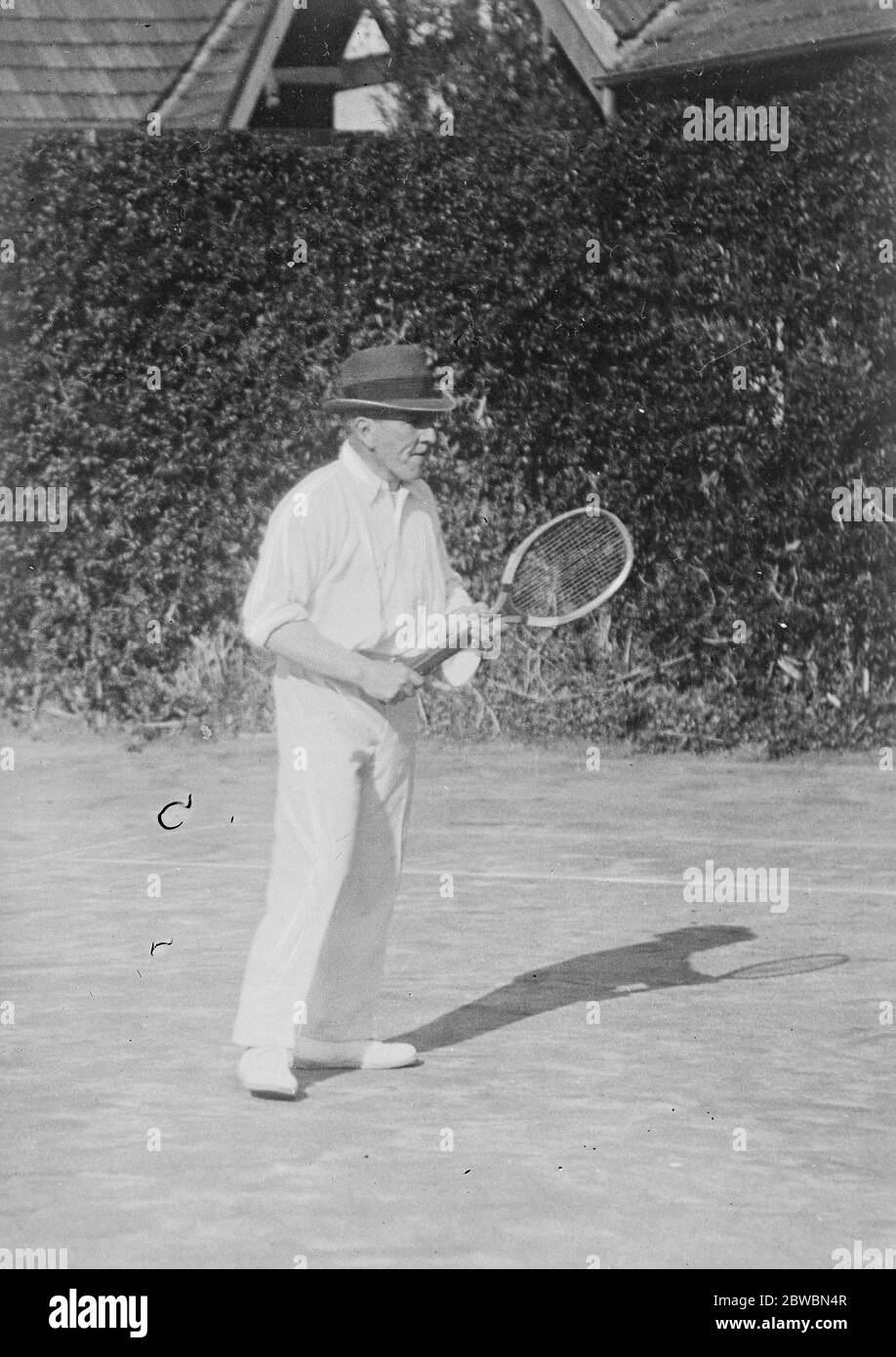 Tennis a Cannes , Francia Sir Stephenson Kent , K C B , direttore generale della fornitura di lavoro per le munizioni durante la guerra , giocando a tennis a Cannes 6 febbraio 1922 Foto Stock