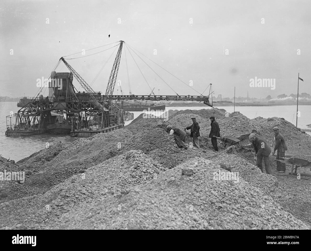 I lavori stanno procedendo a apace sulla banchina di incisione delle ferrovie meridionali . Essere il più grande del mondo . Si sta costruendo una nuova banchina che taglierà la baia nel punto in cui canute non riuscì così ignominosamente a mantenere il mare indietro il 6 ottobre 1931 Foto Stock