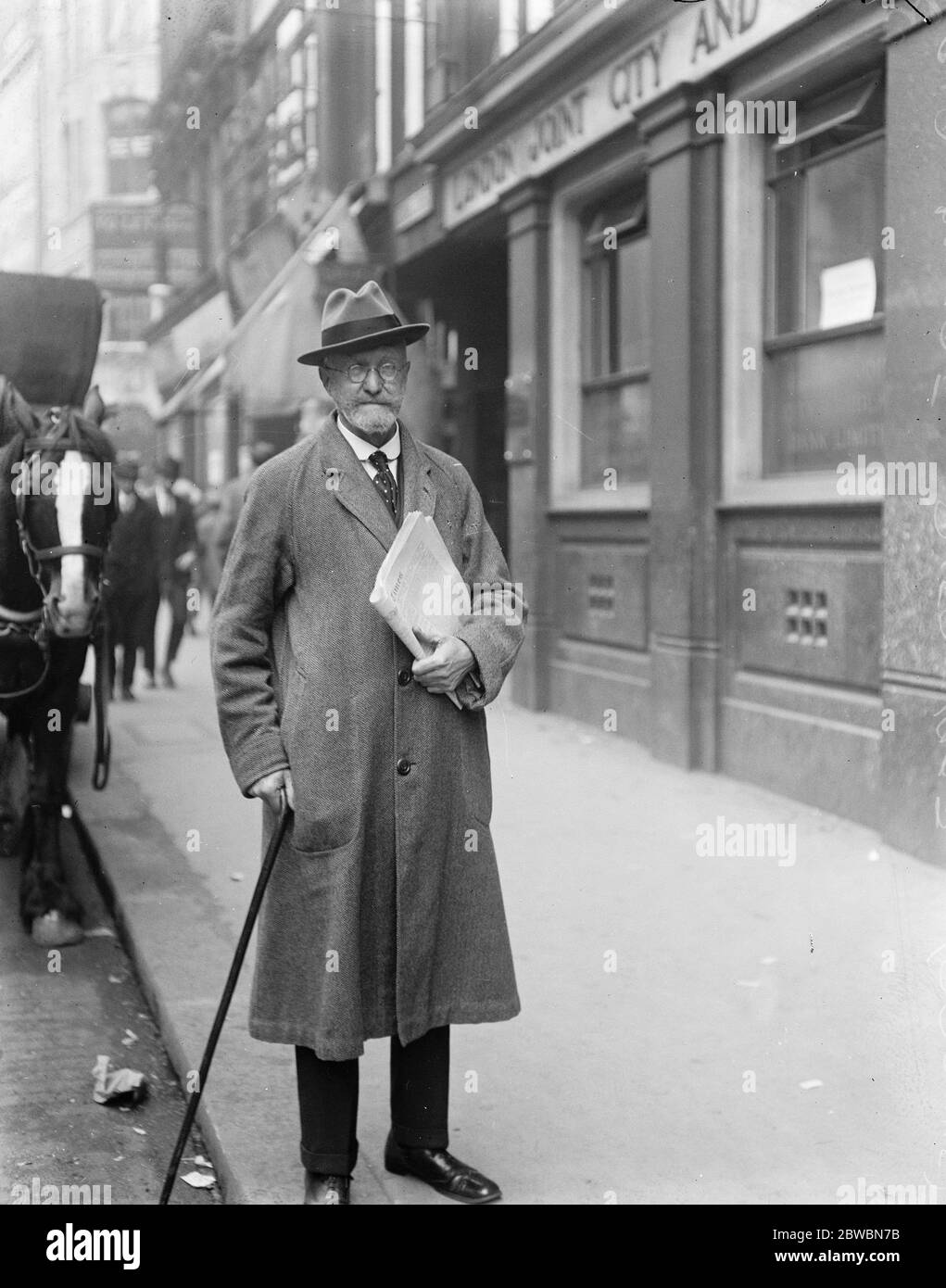 Il profeta vivente più famoso del mondo . Olde Moore è ancora hale e sostanzioso all'età di 74 anni e paga ancora una visita quotidiana a Fleet Street . 18 aprile 1923 Foto Stock